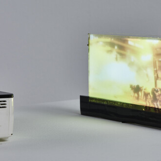 Lynn Hershmann Leeson, iPhone Crack (August Moon), 2014, iPhone, Beamer, Sockel, technische Vorrichtung | iPhone, beamer, pedestal, technical Devices, 120 x 45 x 35 cm Courtesy die Künstlerin | the artist & Waldburger Wouters, Brüssel | Brussels Foto | photo: KAI 10 | Arthena Foundation, Alexandra Höner