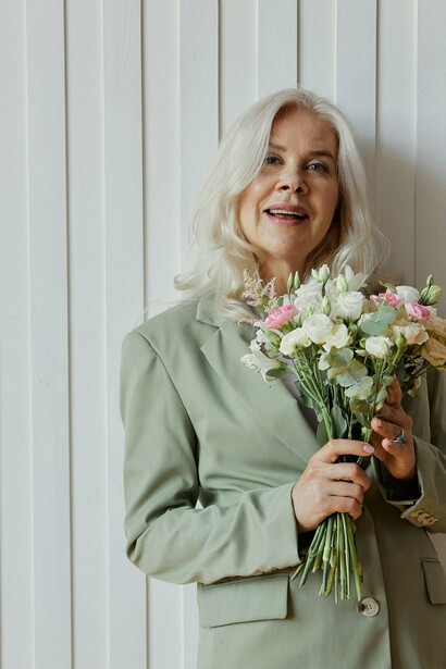 "Sinto falta dos seus olhos de topázio verde e de como iluminavam o ambiente quando você ria. Sinto falta da sua pele macia e da maneira como seu toque podia tornar qualquer dificuldade mais suportável. De como você nunca desviava o olhar enquanto falava, de como seu olhar era suficiente para enlouquecer qualquer um, se assim desejasse"