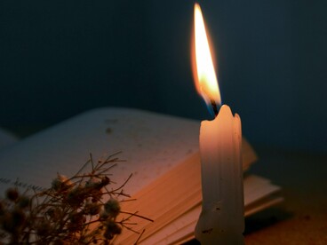 As estrelas têm um efeito interessante ao nosso olhar: quanto mais tempo as observamos, mais brilhantes e definidas nos parecem. Até os “traços” que formam as constelações ficam vívidos, como que riscados a giz pelo próprio Criador