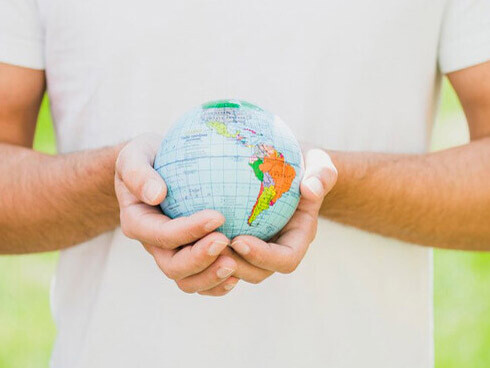 Después de que uno se golpea repetidamente la cabeza contra la pared de las duras realidades, a cualquiera que sea honesto consigo mismo le corresponde cambiar sus puntos de vista