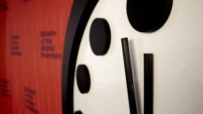 El Reloj del Apocalipsis del Bulletin of the Atomic Scientists es un reloj simbólico que usa la analogía de la especie humana estando siempre "a minutos de la medianoche"