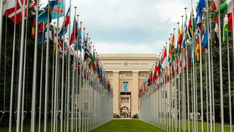 Sede ONU em Genebra, na Suíça. A pobreza, o populismo e os discursos sem ação por conseguinte, ficaram para as velhas-guardas. A disciplina asiática sempre liderou algum exemplo no mundo, através da sua cultura confuciana milenar. Não era de esperar que, todas as culturas mais novatas sigam uma mesma sapiência anciã. Por isso, os diplomatas económicos, públicos e privados, continuarão possuindo estas informações antecipadamente