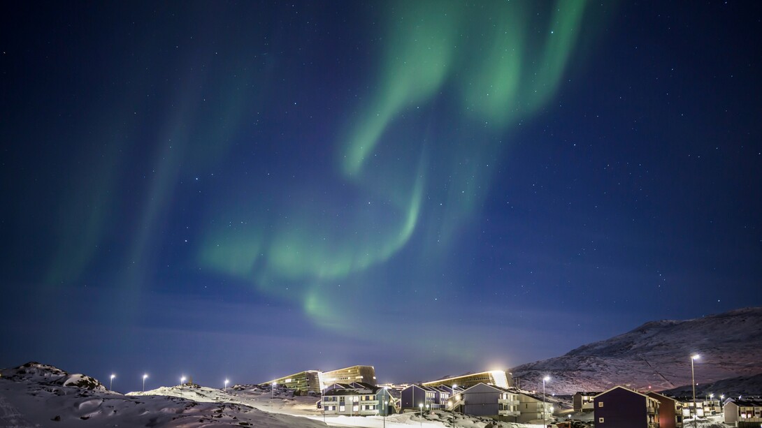 Il rapido scioglimento dei ghiacci in Groenlandia è alimentato principalmente dalle attività umane, in particolare dall’emissione di gas serra derivanti dalla combustione di combustibili fossili. Nella foto aurora boreale sulla capitale Nuuk, Groenlandia 