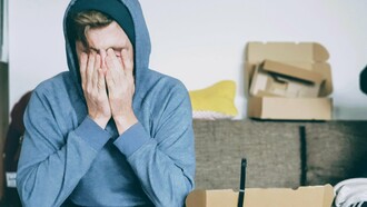 La pesantezza emotiva è un'esperienza complessa che coinvolge diverse aree del cervello