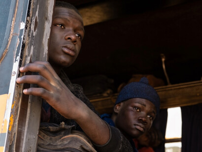 Primo piano dei protagonisti di Io Capitano di Matteo Garrone, racconta storie di emigrazione dal continente africano