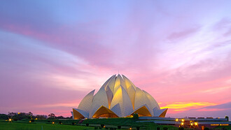 Tempio del Loto, Nuova Delhi, India. Progettato dall’architetto Fariborz Sahba, presenta l’aspetto del bocciolo di un fiore di loto, formato da ventisette “petali” marmorei, poggianti su nove aperture