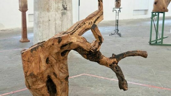 Jimmie Durham, Long Hope, 2012, carved oil trunk, 140 x 150 x 140 cm