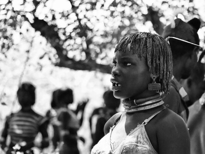 Mulher da tribo Hamar, na Etiópia. Essa viagem não foi apenas sobre o destino, mas sobre o caminho, as histórias que cruzaram o meu e as lições que aprendi, por meio de uma experiência genuína e sem filtros. Para quem busca mais do que um turismo superficial, viver a África de forma autêntica, longe das rotas turísticas tradicionais, pode ser a chave para entender um continente rico em diversidade e cultura. Se você está pronto para se perder nas experiências, a África tem muito a oferecer