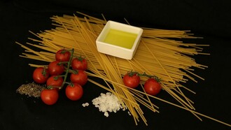 Ingredientes organizados para a preparação da refeição. O que aprendi com o passar do tempo foi que é possível usar alguns princípios de organização e planejamento que temos na operação das cozinhas profissionais para ajudar a driblar todas essas questões. São processos e maneiras diferentes de pensar que fazem toda a diferença aqui em casa e que acredito que podem também te ajudar muito por aí