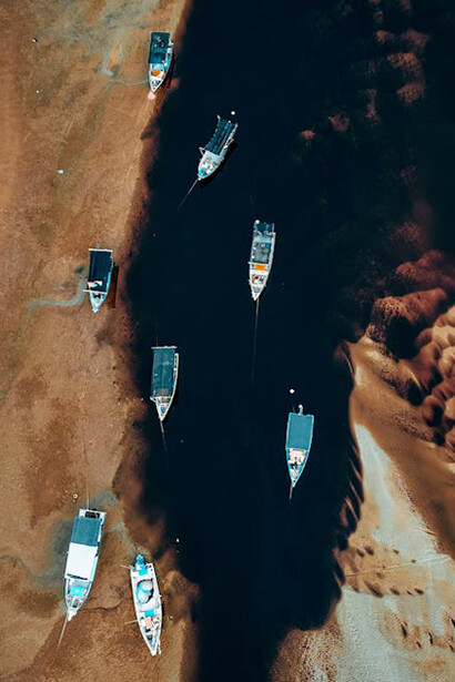 Canoas navegando en la confluencia de los rios, foto de Pok Rie