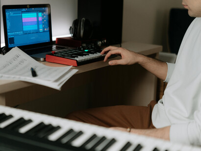 A discussão sobre a autoria das letras criadas por IA levanta questões sobre a identidade e o papel do criador na era digital