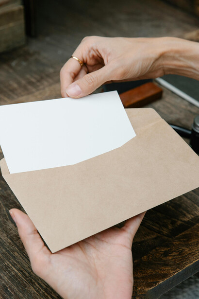 Luego de poder hablar y reconciliarse, sintieron como renacía la amistad. En medio de un tema hilarante sonó el timbre. B fue a atender. Era el cartero