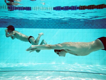 Varias personas comparten la calle de una piscina