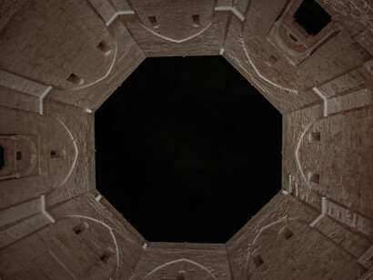 Castel del Monte, Puglia, Italia. Castel del Monte rappresenta il crocevia di diversi popoli, culture, civiltà e religioni che hanno plasmato il Mediterraneo durante il XIII secolo. Il marchio richiama il vestiario dell’epoca sintetizzando il passato classico e le influenze orientali e bizantini attraverso l’utilizzo di pellicce, mantelli, tuniche e perle