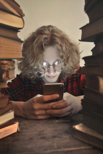 Estudante de filosofia faz leitura dos Parâmetros Curriculares Nacionais no celular