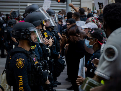 Sur cette image d'une manifestation à Houston, au Texas (États-Unis) à présence policière renforcée dans l’espace public illustre la réponse sécuritaire privilégiée par de nombreux gouvernements face au malaise social