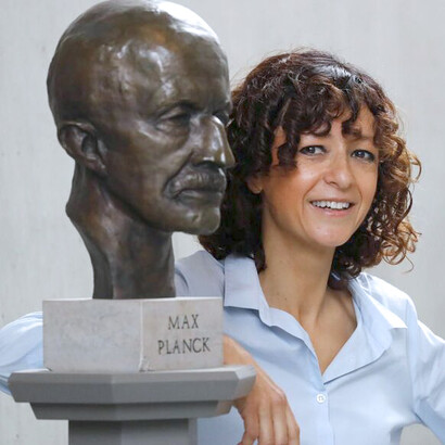 Emmanuelle Charpentier, decifró los mecanismos moleculares de un sistema inmunitario bacteriano, llamado CRISPR/Cas9