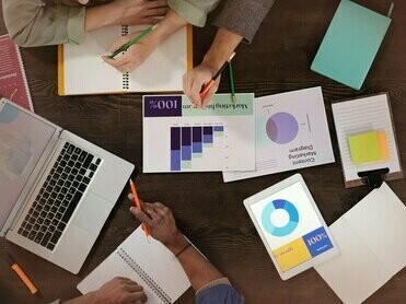 Equipe define estratégias de marketing. Com a decisão do Google de abandonar cookies de terceiros, como destacado no relatório de macrotendências, as marcas precisarão redobrar esforços para coletar e gerenciar dados proprietários. Essa mudança representa um desafio para anunciantes que ainda dependem de dados de terceiros para segmentação, mas também uma oportunidade para fortalecer relações diretas com consumidores



