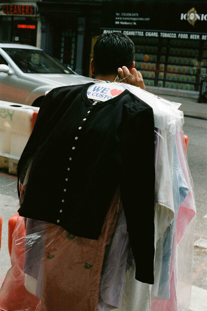 Untitled, (…des photographes…des artistes et le cardigan pression) 2019 © Johnny Knapp