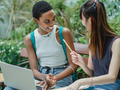 Alunas preparam a apresentação no computador sobre diversidade cultural relacionado aos seus países de origem