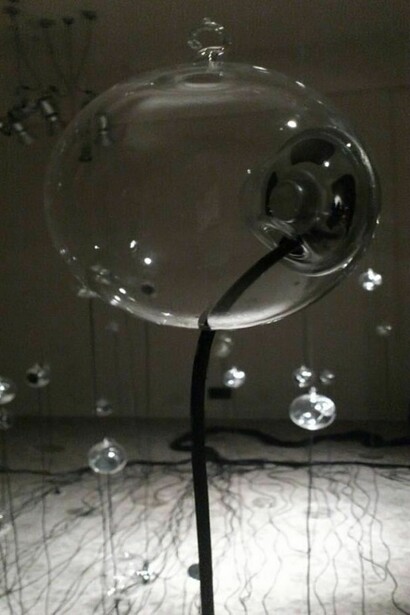 Roberto Pugliese/ Tamara Repetto, Inside/Outside, 2011, installazione. Vetro, speaker, cavi, computer, misure variabili.