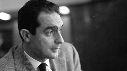 Italo Calvino. Calvino non fu un divulgatore scientifico, né un autore di fantascienza. La letteratura è il suo unico faro e le attribuisce la funzione di delineare un'etica e una consapevolezza dell'esistenza