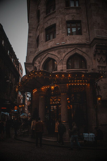 O ambiente de restaurantes desempenha um papel fundamental na percepção do cliente, proporcionando não apenas conforto físico, mas também um espaço que estimula a apreciação da refeição