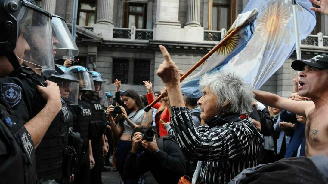 Jubilada enfrenta a la policía, Buenos Aires, Argentina. En tiempos de autoritarismo disfrazado de legalidad, la valentía consiste en no ceder al silencio ni a la indiferencia