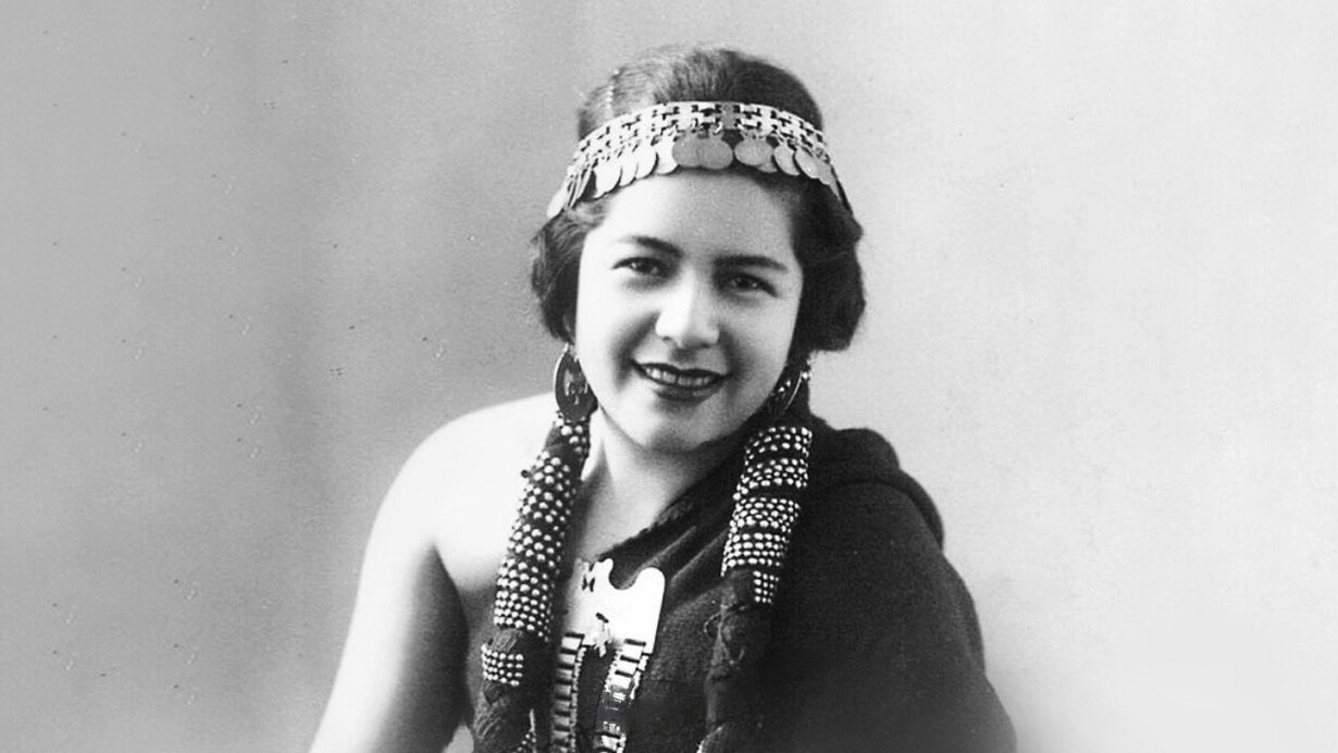 Rayén Quitral, fue una soprano chilena de origen mapuche-picunche. Internacionalmente conocida por su interpretación de la Reina de la Noche en la ópera 'La flauta mágica'