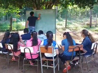 Paraguay, educación a la sombra de un árbol