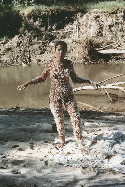 “Blood and Feathers”. © The Estate of Ana Mendieta Collection, L.L.C.
Courtesy Galerie Lelong, New York and Paris and Alison Jacques Gallery, London