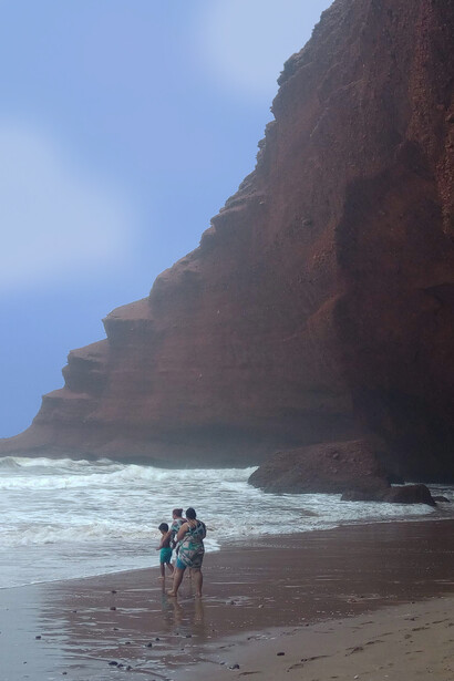 A Juan Gaitán es un placer escucharle, aunque a veces resulte doloroso recordar las penalidades de generaciones anteriores. Paseo marítimo en Sidi Ifni, Maruecos