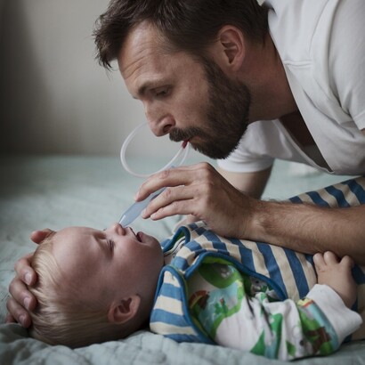 Un padre cuidando a su bebé