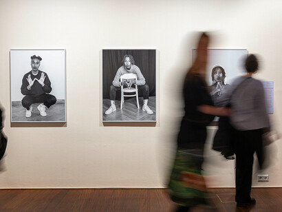 Verschiedene künstler, EveryBody! Was körper erzählen. Fotografie und medienkunst von 1945 bis heute, ausstellungsansicht. Mit freundlicher genehmigung des Museums der Moderne