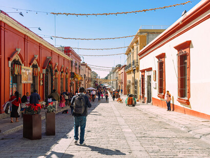 Soutenue par 80 % des Mexicains, Sheinbaum investit dans les classes populaires pour réduire les fractures sociales qui marquent encore le pays comme dans la ville d'Oaxaca au Mexique