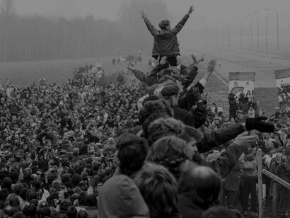 Es común afirmar que el final de la Guerra Fría coincide con la caída del Muro de Berlín en 1989 y con la disolución de la Unión Soviética en 1991