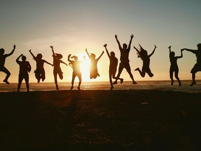 Os participantes mais jovens relatam baixas percepções de saúde mental, aspecto que influencia negativamente o “florescer”, diminuindo as médias obtidas. Já, os participantes integrantes de grupos etários mais velhos julgam sua saúde mental positivamente, contribuindo para fortalecer os índices de “florescer”