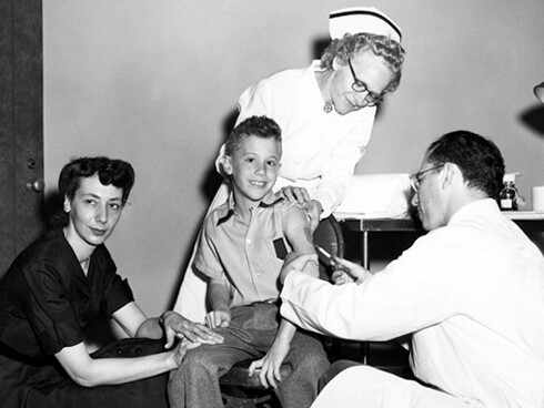 Peter Salk recibiendo la vacuna contra la polio de su padre, Jonas Salk, en 1953