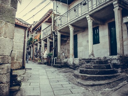 Las 'solainas' (balcones típicos de la arquitectura tradicional gallega) son, con los hórreos, el signo distintivo de Combarro