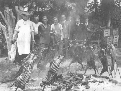 Gruppo di amici mentre mangiano un barbecue all'aperto, Buenos Aires 1940, Archivo General de la Nación Argentina