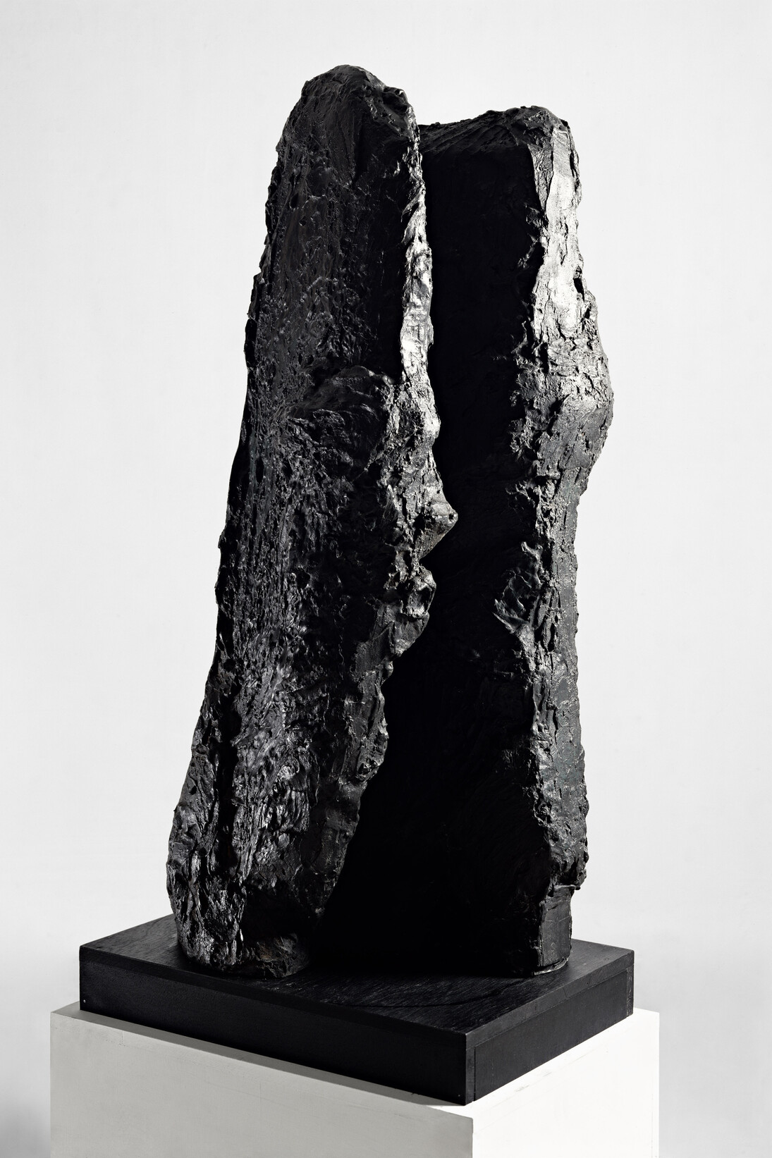 Per Kirkeby (* 1938), "Laeso - Kopf III", 1983, Bronze, 114 x 43 x 60 cm, Courtesy: Daniel Blau Munich/London