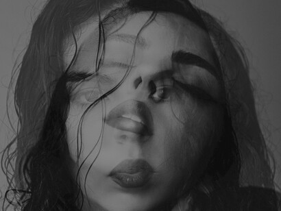 Ele falava dela como quem descreve um mistério conhecido, com uma voz que procurava explicações e não julgamentos. Dizia que ela era ousada apenas porque se destacava entre as outras, porque havia nela uma beleza concreta que chamava atenção onde quer que passasse