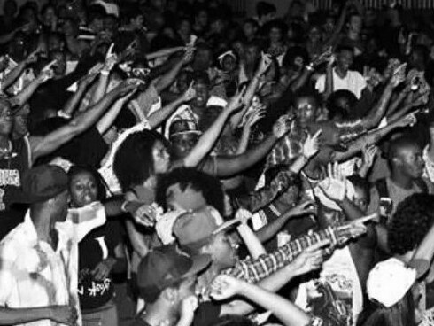 Com a sua origem nas periferias e morros, surgindo dentre a parcela historicamente alijada da sociedade brasileira, era inconcebível compreendê-lo e aceitá-lo como uma manifestação cultural brasileira. Um estilo musical que se utilizava, majoritariamente, de instrumentos percussivos, com entonações, letras e danças que remetiam às religiões africanas, com certeza, era um total disparate para uma sociedade que tentava embranquecer-se
