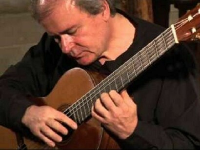 Ganesh Del Vescovo si esibisce alla chitarra