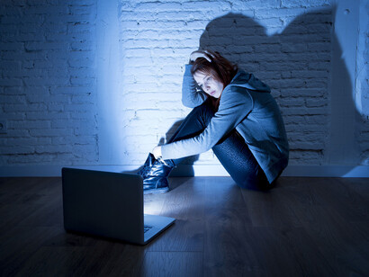 Utenti del web, differentemente da quanto farebbero di persona, scrivono in modo aggressivo, talora insultando, offendendo, screditando o minacciando altri utenti