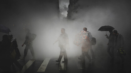 Personas cruzan un paso peatonal en medio del humo en Nueva York, Estados Unidos