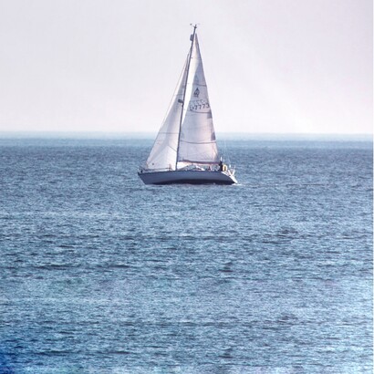 Le barche sono ferme al molo, trattenute da nodi precisi; tutto è quieto, immobile