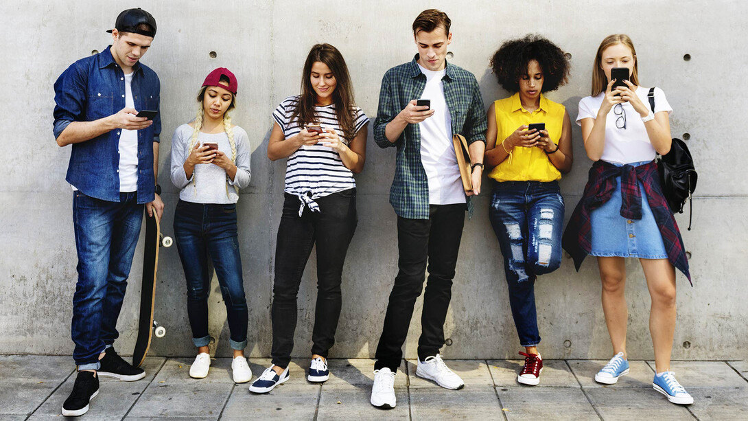 Los jóvenes nacidos ya en un mundo plenamente digital se desenvuelven con menores recelos en Internet