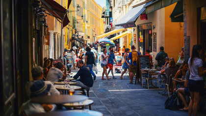 Rua de restaurantes. Respirar tradições, conhecer territórios, testemunhar a fidelização de costumes herdados, aguçar experiências sensoriais e imprimir na memória detalhes que as fotos e os vídeos não conseguem descrever