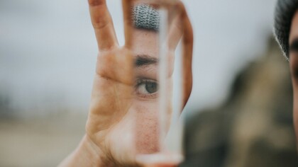 Imago, parola latina, secondo un’azzardata esegesi, sarebbe declinabile così: "in me ago", ovvero una forza che “agisce dentro di me”